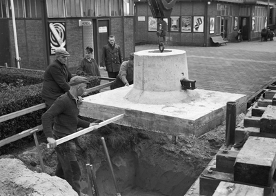 836642 Afbeelding van de plaatsing van het betonnen fundament voor de verankering van een bovenleidingsmast te ...